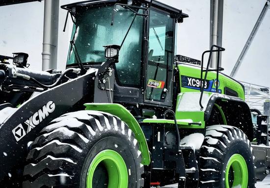 ?冰雪限定丨徐工装载机丝滑“变装”！(图11)