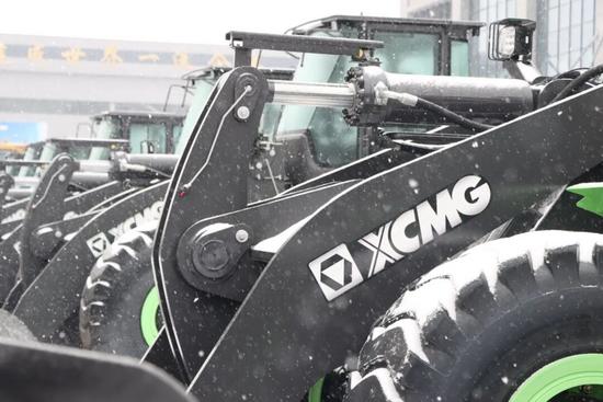 ?冰雪限定丨徐工装载机丝滑“变装”！(图2)