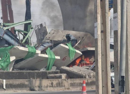 泰国起重机倒塌事故现场再起火情！所幸无人员伤亡(图4)