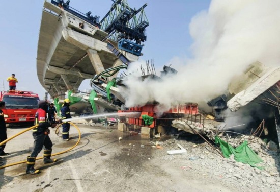 泰国起重机倒塌事故现场再起火情！所幸无人员伤亡(图2)