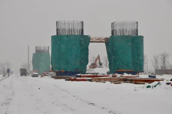 迎战风雪 大桥工地打响安全畅通保卫战(图4)