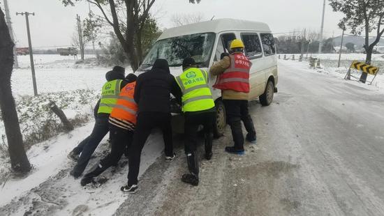 迎战风雪 大桥工地打响安全畅通保卫战(图25)