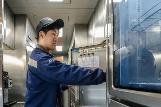 “00后”动车组机械师！入职一年就获得“安全吹哨人”称号！(图9)