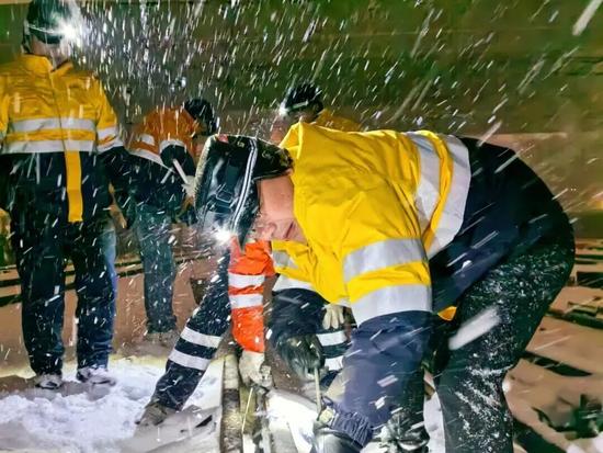雪҈雪҈雪҈来了！铁路人全力迎战！(图17)