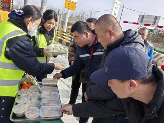 一碗热汤、一个馒头，是风雪归途中最实在的温暖(图1)