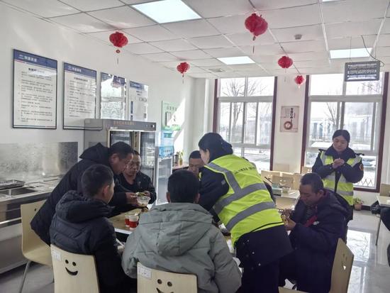 一碗热汤、一个馒头，是风雪归途中最实在的温暖(图2)