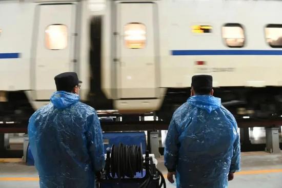 雪天的动车“牙医”，最近特忙→(图1)