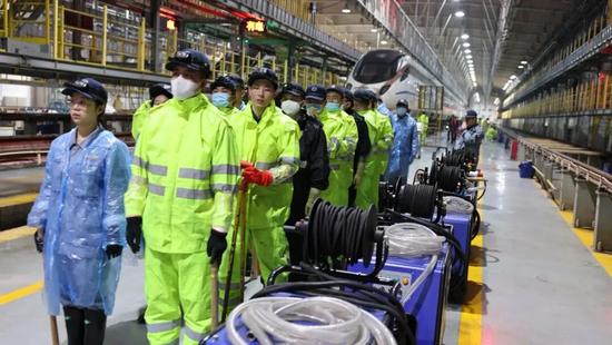 雪天的动车“牙医”，最近特忙→(图2)