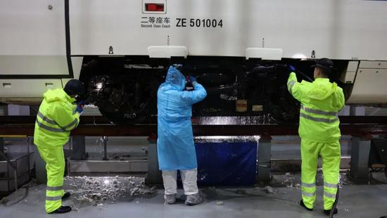 雪天的动车“牙医”，最近特忙→(图3)