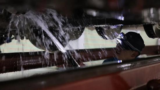 雪天的动车“牙医”，最近特忙→(图4)