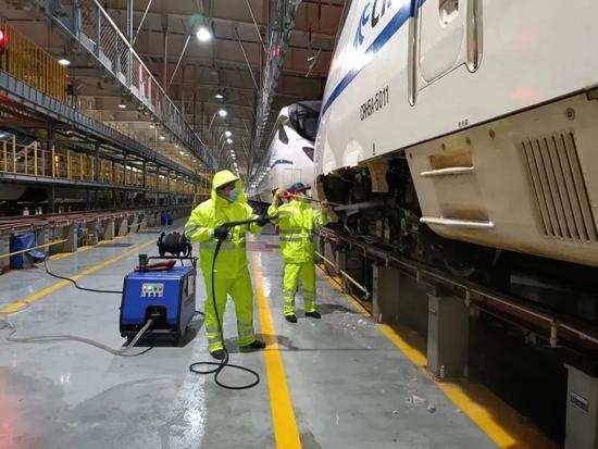 雪天的动车“牙医”，最近特忙→(图6)