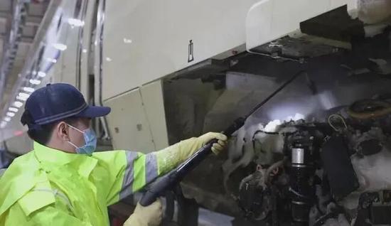 雪天的动车“牙医”，最近特忙→(图8)